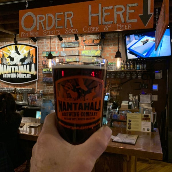 Foto diambil di Nantahala Brewing&#39;s Asheville Outpost oleh Brian A. pada 2/15/2019