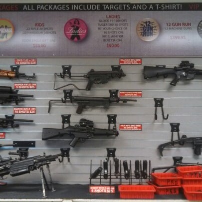 1/12/2013 tarihinde Joshua S.ziyaretçi tarafından The Gun Store'de çekilen fotoğraf