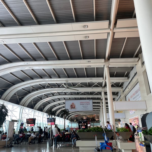 รูปภาพถ่ายที่ Terminal 1 โดย Mukund S. เมื่อ 3/27/2022