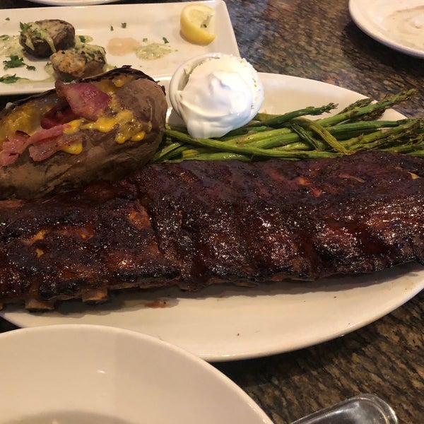 Photo taken at BJ&#39;s Restaurant &amp; Brewhouse by Adrian G. on 2/21/2019