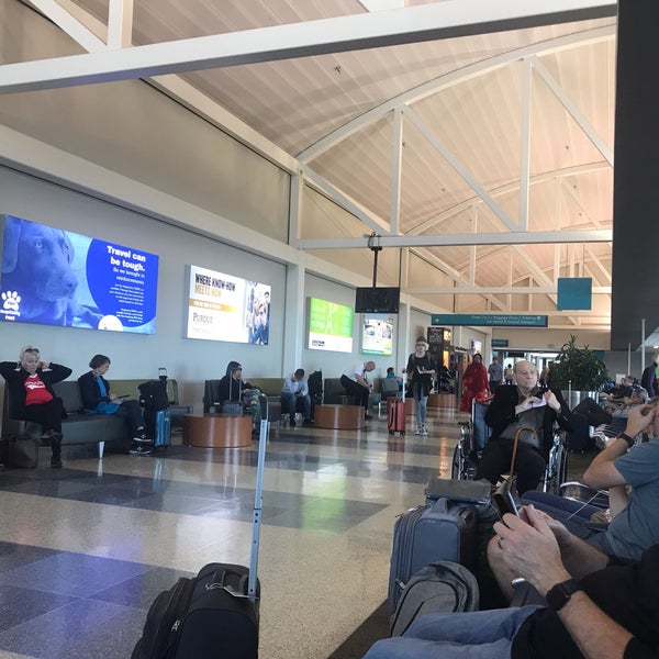 Foto diambil di Fort Wayne International Airport (FWA) oleh ᴡ M. pada 10/1/2019