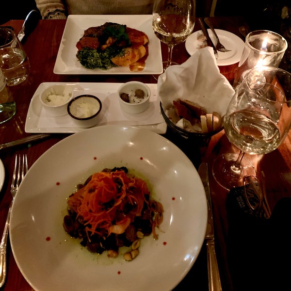 2/6/2020 tarihinde Sylvia G.ziyaretçi tarafından La Tour Restaurant &amp; Bar'de çekilen fotoğraf