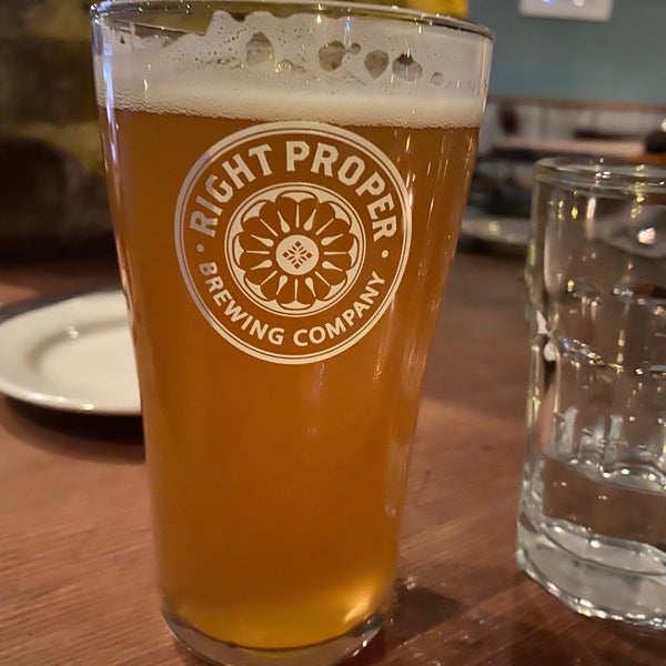 11/17/2019 tarihinde Cesar C.ziyaretçi tarafından Right Proper Brewing Company'de çekilen fotoğraf