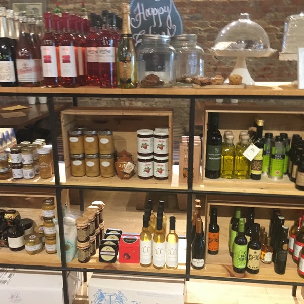 Foto scattata a Cork Wine Bar and Market da Cesar C. il 5/19/2019