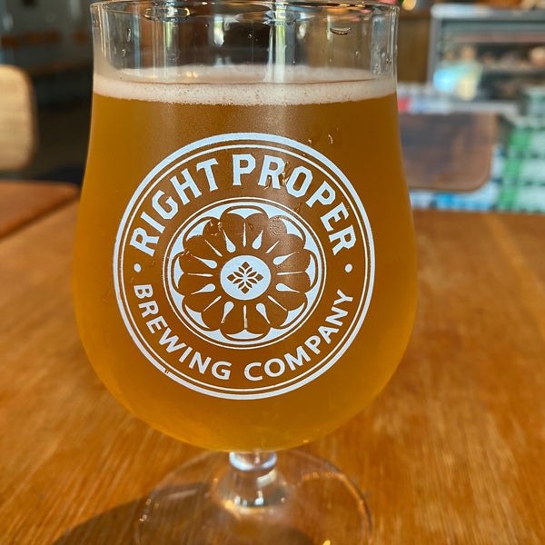 Foto diambil di Right Proper Brewing Company oleh Cesar C. pada 8/24/2021