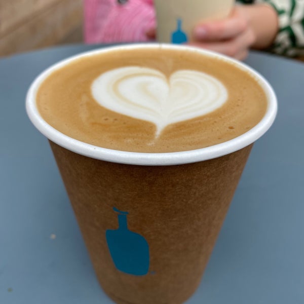 Photo taken at Blue Bottle Coffee by Mario R. on 7/15/2022