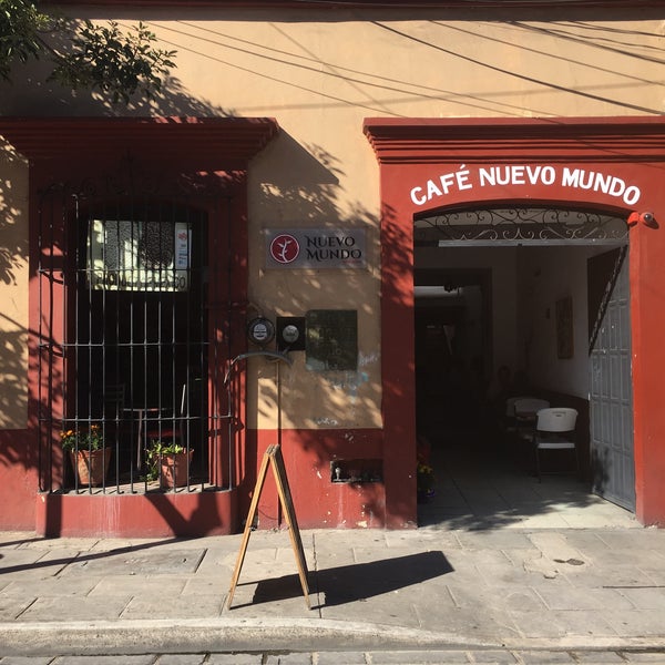 Foto diambil di Cafe Nuevo Mundo oleh Mario R. pada 10/24/2018