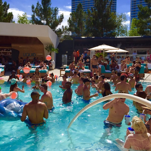 Foto tirada no(a) LIQUID Pool Lounge por Ferdi E. em 7/3/2015
