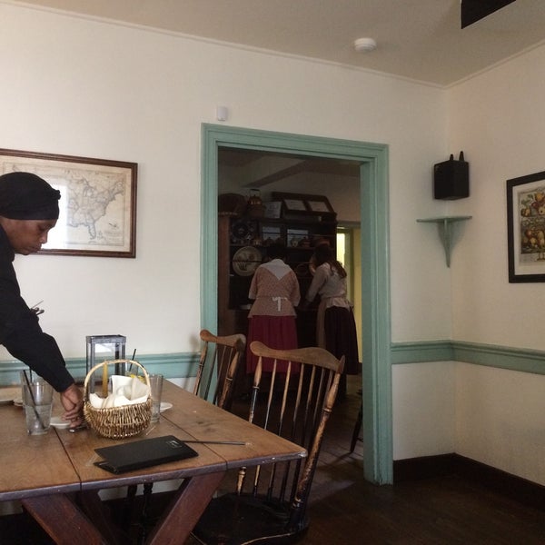 Photo prise au The Tavern In Old Salem par Tricia L. le6/26/2015