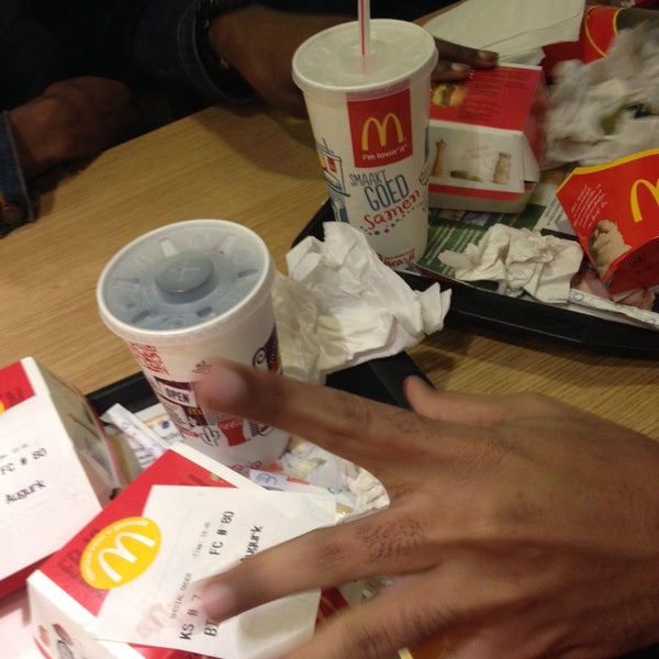รูปภาพถ่ายที่ McDonald&#39;s โดย Sjaaa เมื่อ 5/8/2014