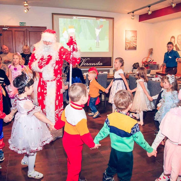 Подарить радость детям бесценно.И у нас была такая возможность в рамках нашей новогодней традиции "Волшебство на Рождество" для детей из семей с особенным социальным статусом.