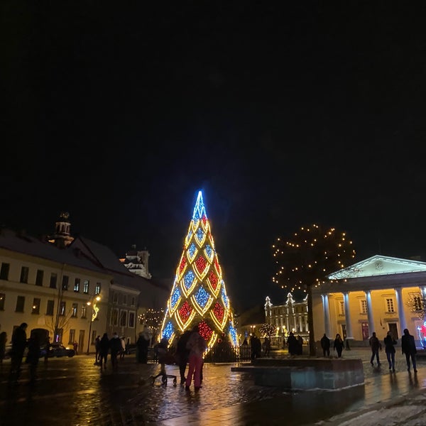 12/13/2020 tarihinde Ievuzhziyaretçi tarafından Rotušės aikštė  | Town Hall Square'de çekilen fotoğraf