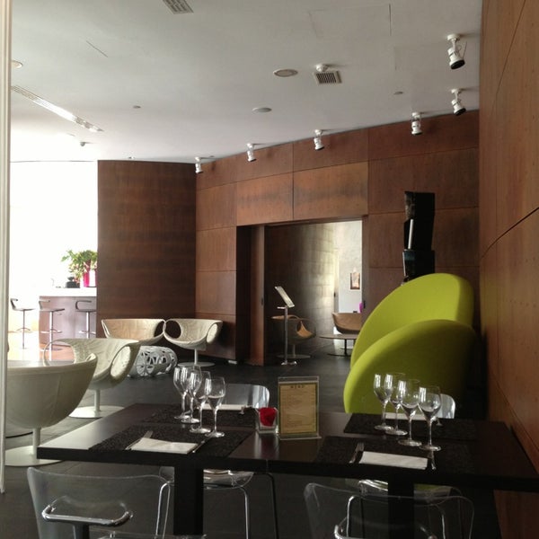 7/10/2013 tarihinde Carlo V.ziyaretçi tarafından Mirror Lounge &amp; Restaurant'de çekilen fotoğraf