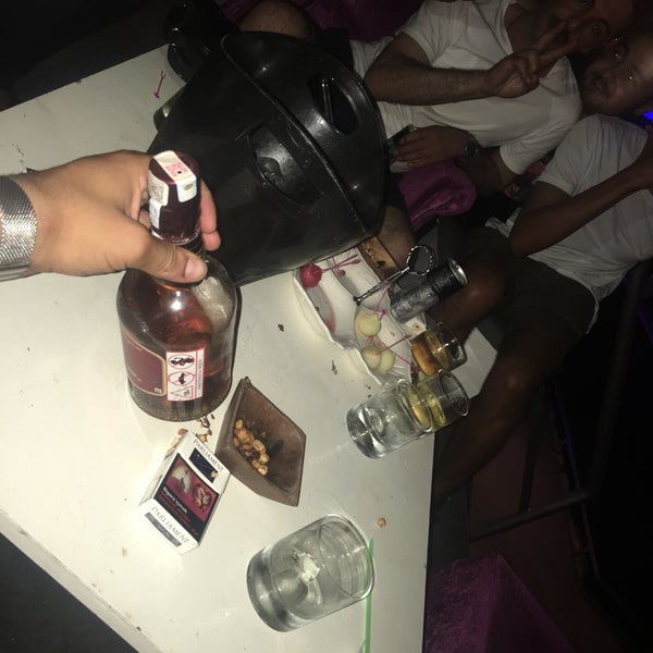 Foto diambil di Metin Cocktail Club oleh Özgür Ç. pada 6/16/2019