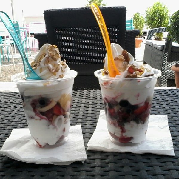 รูปภาพถ่ายที่ YAOURTAKI - Frozen Yogurt - Ice Cream - Coffee - Smoothie โดย Ann O. เมื่อ 7/1/2014