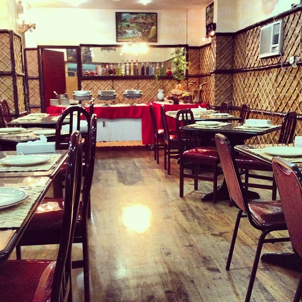 6/28/2013 tarihinde Ric A.ziyaretçi tarafından Bahay Kubo Restaurant'de çekilen fotoğraf