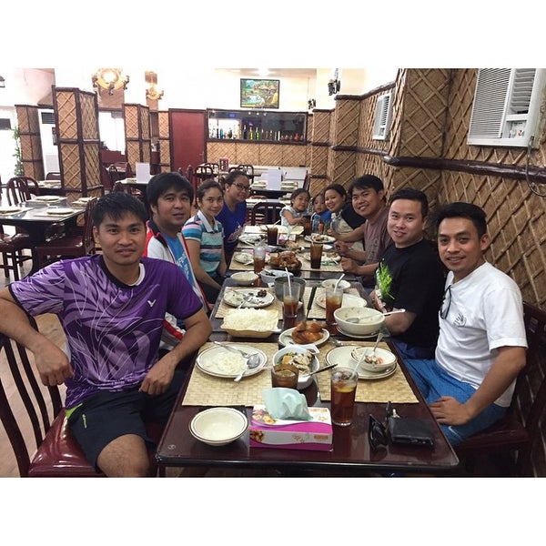 Foto scattata a Bahay Kubo Restaurant da Ric A. il 5/16/2015