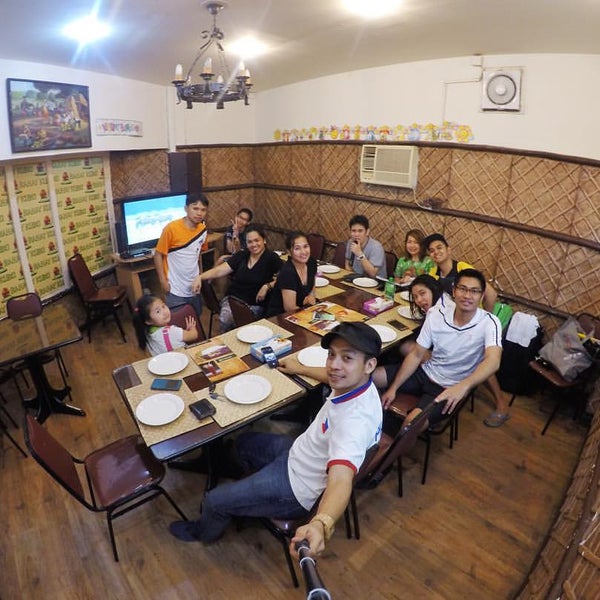 Foto scattata a Bahay Kubo Restaurant da Ric A. il 3/16/2016