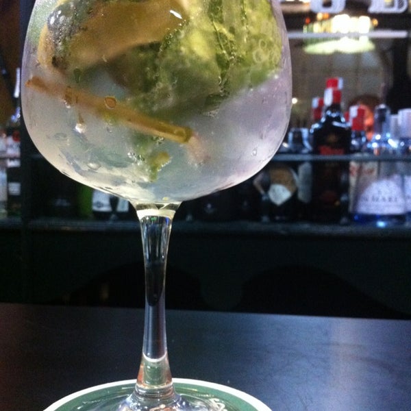 Das Foto wurde bei La Ruleta Gin Tonic Bar Madrid von Ade G. am 3/29/2013 aufgenommen