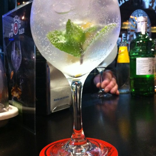 Photo prise au La Ruleta Gin Tonic Bar Madrid par Ade G. le12/14/2012