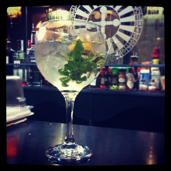 Foto diambil di La Ruleta Gin Tonic Bar Madrid oleh Ade G. pada 2/13/2013