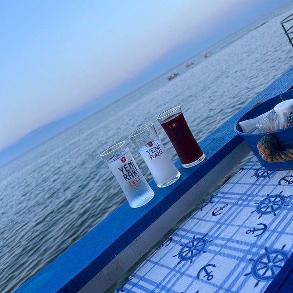 Foto tirada no(a) Kalami Balık Restaurant por /// KADİR /// em 5/27/2022