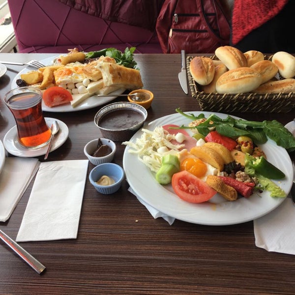 Photo taken at Dodo Cafe &amp; Restaurant by Melekşen K. on 1/20/2018