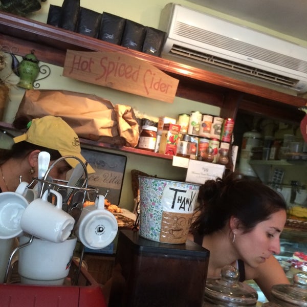 7/6/2014にJennifer L.がTanto Dulce Cafeで撮った写真