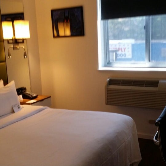 7/25/2014 tarihinde Adam R.ziyaretçi tarafından Hotel BPM Brooklyn'de çekilen fotoğraf