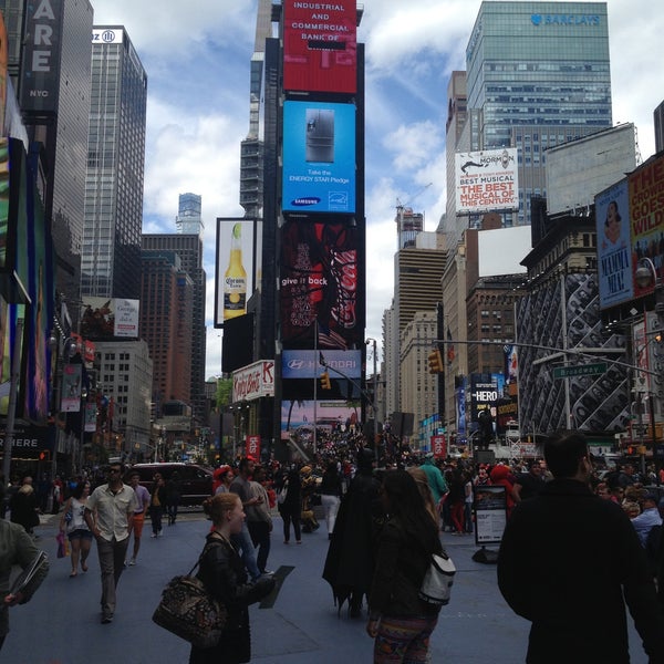 5/26/2013 tarihinde Nicole V.ziyaretçi tarafından Broadway @ Times Square Hotel'de çekilen fotoğraf