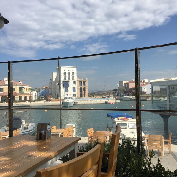 Foto scattata a Deniz&#39;in Mutfağı Balık Restoran da Ege Sevcan C. il 10/7/2017