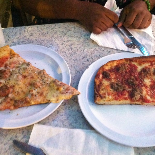 8/11/2013 tarihinde lynn t.ziyaretçi tarafından Renaldi&#39;s Pizza'de çekilen fotoğraf