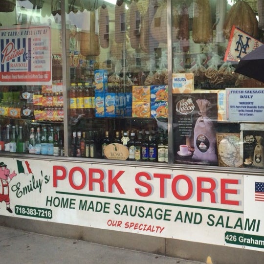 Das Foto wurde bei Emily&#39;s Pork Store von emily d. am 10/24/2014 aufgenommen