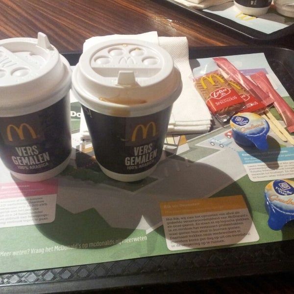 รูปภาพถ่ายที่ McDonald&#39;s โดย Magdalena D. เมื่อ 8/26/2014