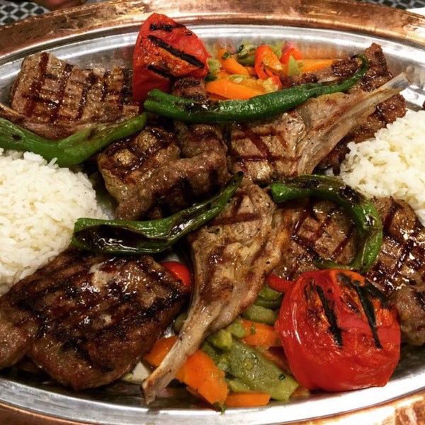 Foto tirada no(a) Dombili Köfte Yemek Kebab por Burak S. em 4/22/2016