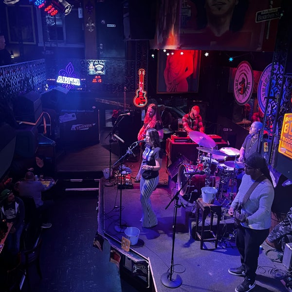 11/16/2022 tarihinde Lucy C.ziyaretçi tarafından Bourbon Street Blues and Boogie Bar'de çekilen fotoğraf