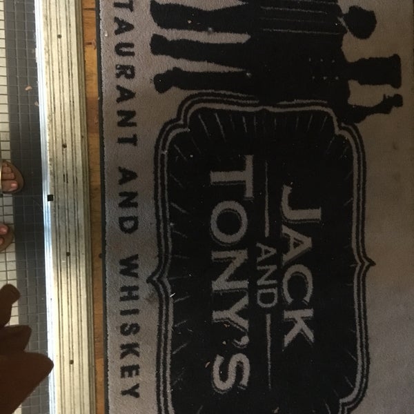 9/22/2017 tarihinde Jen F.ziyaretçi tarafından Jack and Tony&#39;s Restaurant &amp; Whisky Bar'de çekilen fotoğraf
