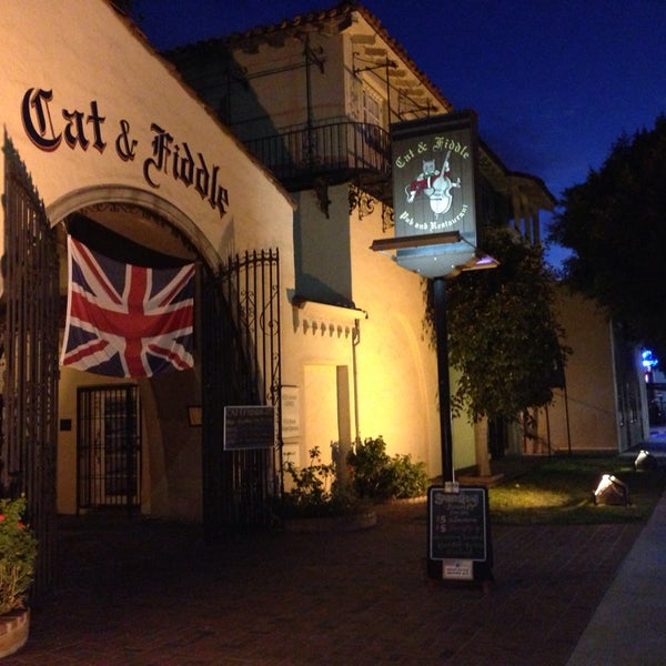 รูปภาพถ่ายที่ The Cat &amp; Fiddle โดย Rick E. เมื่อ 9/1/2013