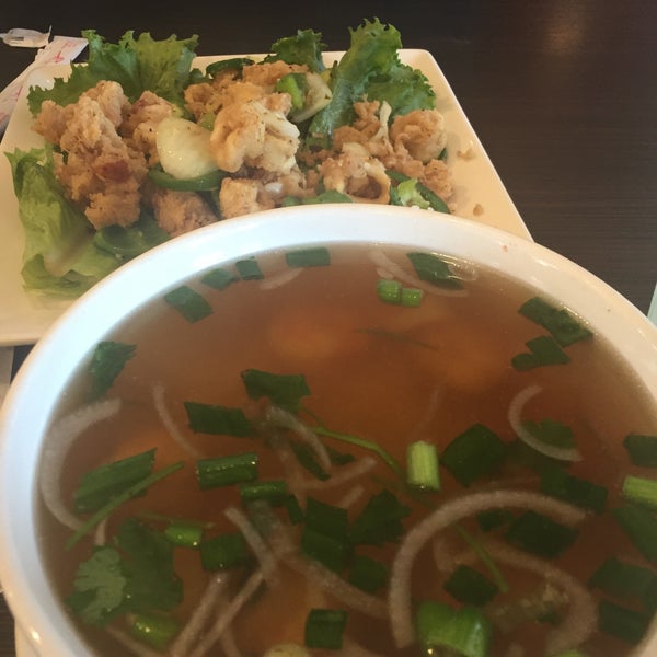 รูปภาพถ่ายที่ Blue Lotus Vietnamese Cuisine โดย Rowena O. เมื่อ 11/13/2015
