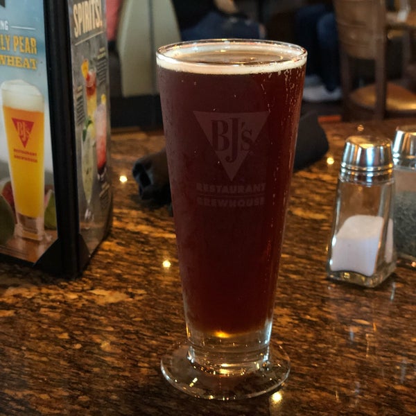 Photo taken at BJ&#39;s Restaurant &amp; Brewhouse by Oliver P. on 4/23/2018
