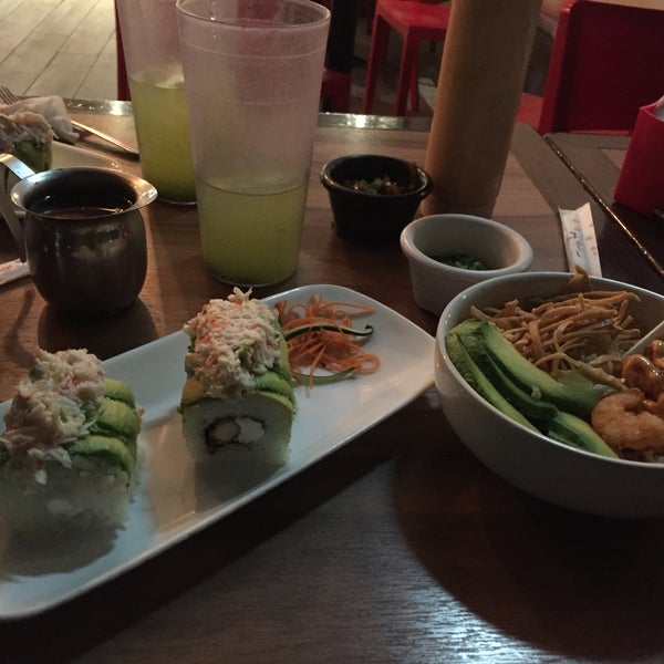 Photo taken at The Sushi &amp; Salads, Co. by Adrián on 3/31/2018