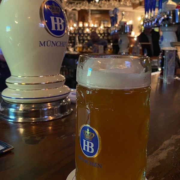 Снимок сделан в Bierhaus NYC пользователем Simo ♏. 11/15/2021