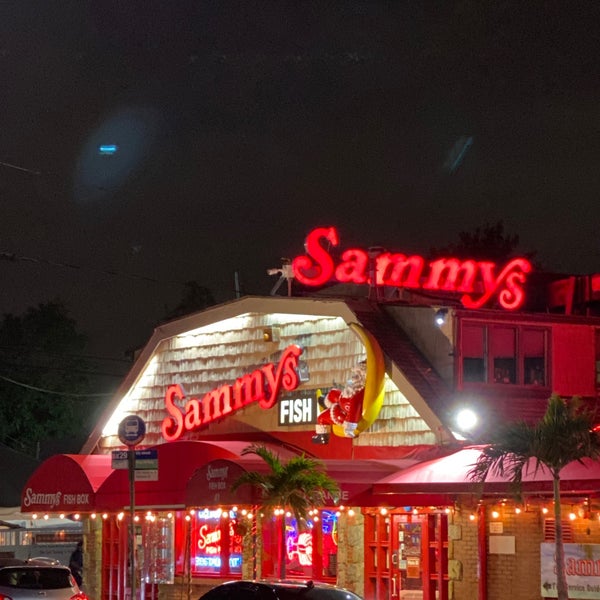 รูปภาพถ่ายที่ Sammy&#39;s Fish Box Restaurant โดย Simo ♏. เมื่อ 9/14/2020