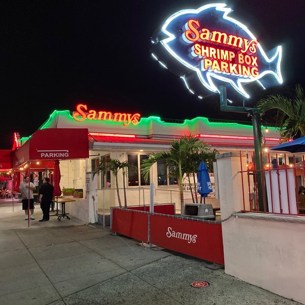 รูปภาพถ่ายที่ Sammy&#39;s Fish Box Restaurant โดย Simo ♏. เมื่อ 9/14/2020