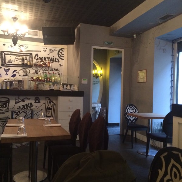 รูปภาพถ่ายที่ La Cava Cafe&amp;Bar โดย . Z. เมื่อ 12/4/2015