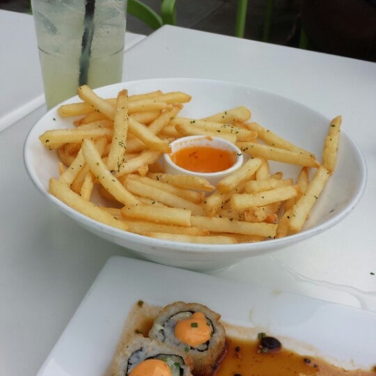 Photo taken at Yumm Thai : Sushi and Beyond by Uyladia J. on 5/27/2014