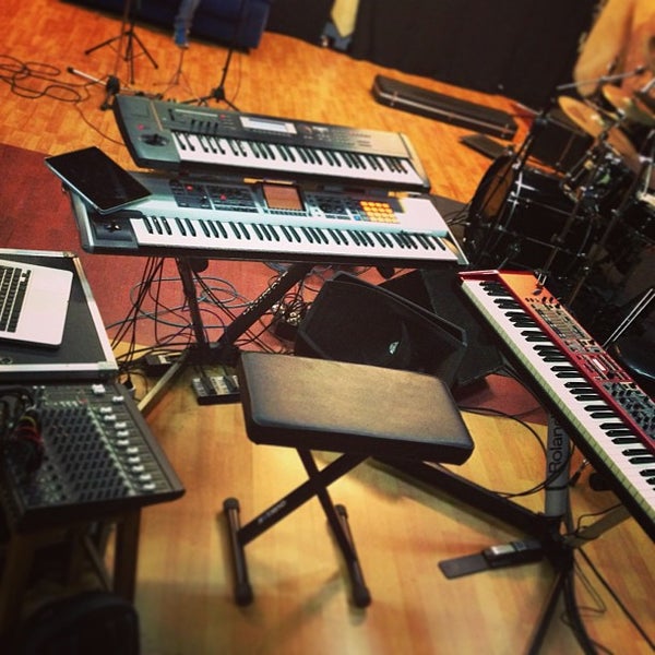 Парикмахерская нирвана улица александра невского. Нирвана салон красоты. Фотостудия нирвана екатеринбург. Студия нирвана. Хонки байкерский клуб.