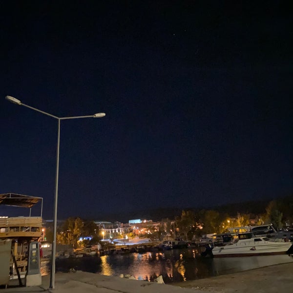 รูปภาพถ่ายที่ Port Alaçatı โดย Eren A. เมื่อ 9/14/2022