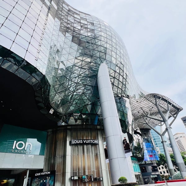 Photo taken at ION Orchard by Tais on 5/16/2023