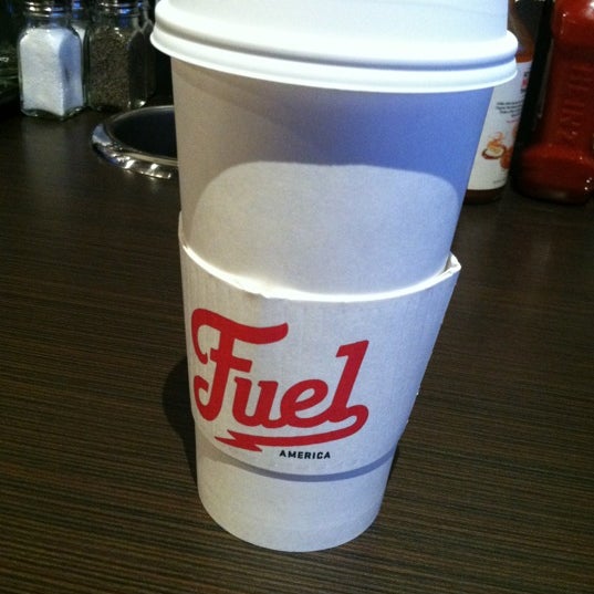 รูปภาพถ่ายที่ Fuel America โดย Kate M. เมื่อ 12/9/2012